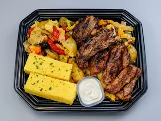 Platou pastrama din cotlet de berbecut