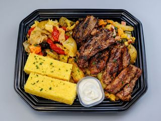 Platou pastrama din cotlet  de berbecut