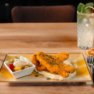 Snitel de pui cu cartofi piure si muraturi