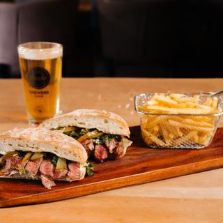 Beef Sandwich cu Cartofi Prăjiți