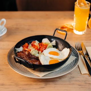 Ochiuri cu Bacon, Salata cu Roșii Cherry si Focaccia