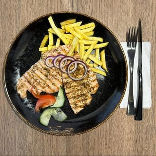 Piept pui la grill cu cartofi prajiti, salata