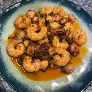 Tigaie cu creveți și caracatița