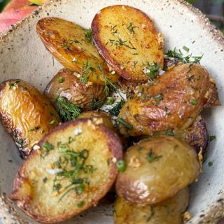 Cartofi noi cu usturoi si marar