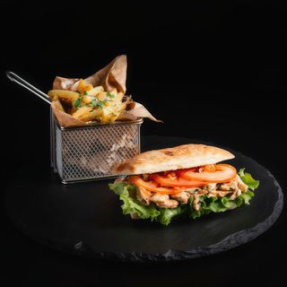 Meniu Panini Chicken +1 portie de cartofi pai