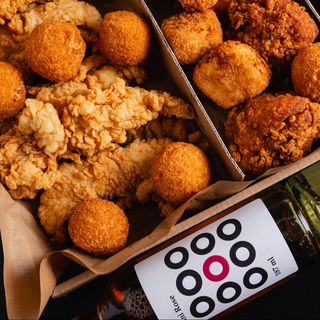 Love Box Bulete + 2 sticlute de vin Cotnari (4 persoane)