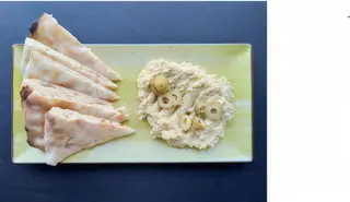 Hummus cu masline verzi si focaccia 