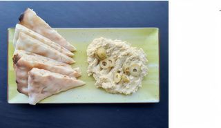 Hummus cu masline verzi si focaccia