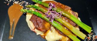 Antricot de vita cu piure de cartofi trufat, sparanghel si sos brun