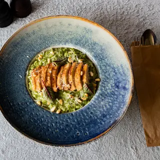 Risotto cu piept de pui, pesto de busuioc și muguri de pin