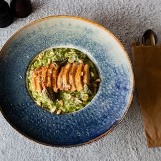 Risotto cu piept de pui, pesto de busuioc și muguri de pin