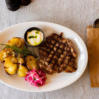 Ceafă de porc la grill cu cartofi copți aromatizați și sos aioli