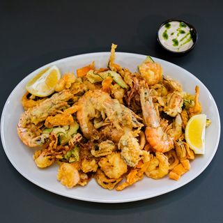 Fritto Misto cu fructe de mare și legume crocante tempura