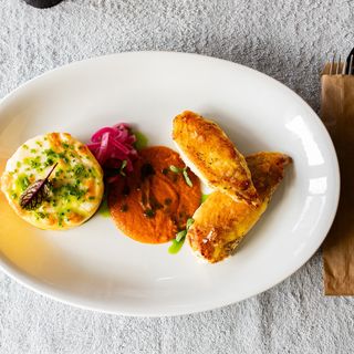 Piept de pui cu piele gătit lent,mămăligă cu brânză de burduf, sos papricaș