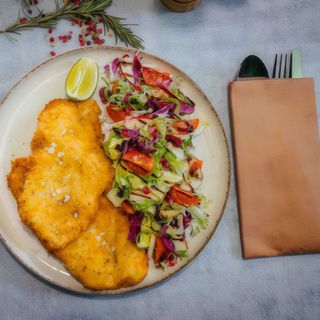 Șnițel de pui în crustă panko cu ierburi aromatice, mix de salată