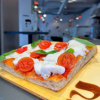 Pizza Margherita con burrata