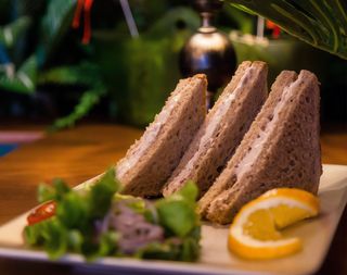 Sandwich cu pasta de ton