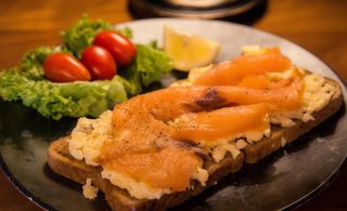 Omleta cu somon pe paine prajit