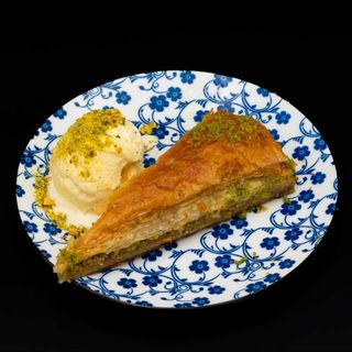Baklava Triunghi cu Fistik si Inghetata turceasca Dondurma