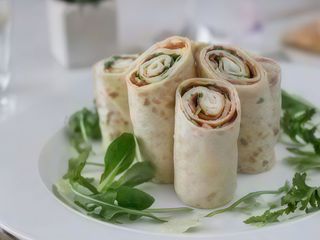 Wrap cu ou, legume și bacon/ pui