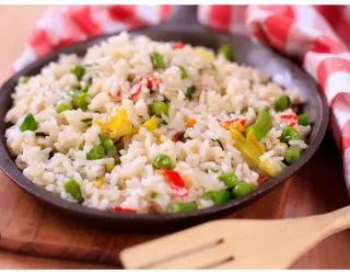 Orez cu legume și salata, de post