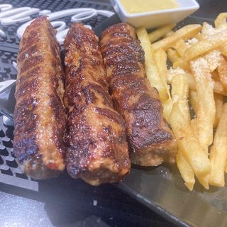 Mici 300gr cu cartofi prăjiți și salata