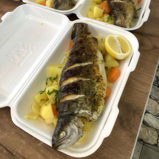 Păstrăv pe pat de legume