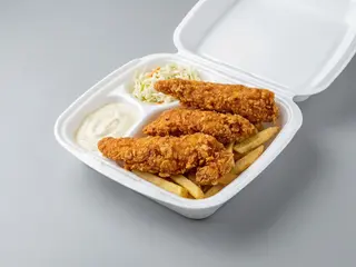 Combo 2 crispy + 2 aripioare cu cartofi prăjiți, salata și sos