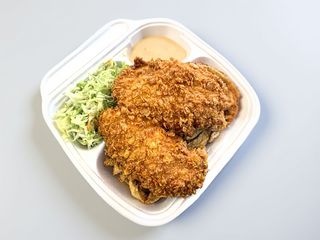 Șnițel crispy cu cartofi prăjiți și salata