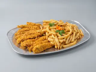 Pui crispy cu cartofi prăjiți si salata
