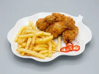 Aripioare picante cu cartofi prăjiți și salata