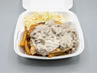 Piept de pui cu sos de smântâna și ciuperci, cartofi prăjiți, salata