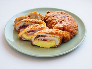 Cordon bleu de porc cu cartofi prăjiți și salata