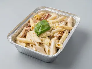 Penne cu pui, ciuperci și sos alb