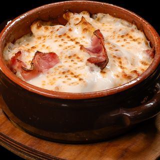 Cartofi cu sos de usturoi, mozzarella si bacon