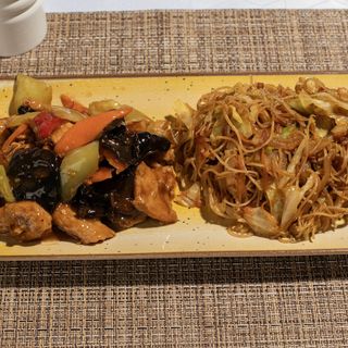 Pui cu ardei, urechi de lemn si spaghete din orez