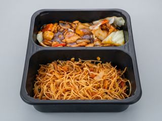 Pui pe plita cu spaghete din orez