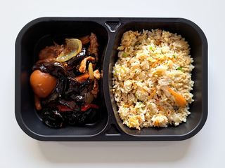 Porc cu ardei, urechi de lemn si orez cu legume