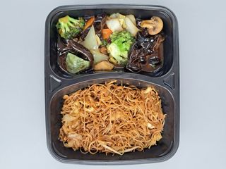 Legume pe plita cu spaghete din orez