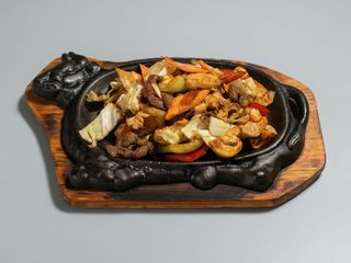 Carne mixtă pe plită încinsă