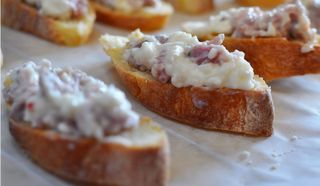 Bruschette cu salsiccia, gorgonzola, ceapă