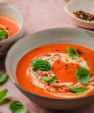 Supa cremă de roșii si petale de parmezan