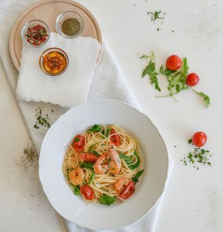 Spaghetti cu gamberi si roșii cherry