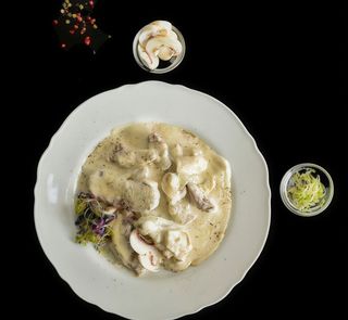 Piept de pui în sos gorgonzola și ciuperci