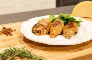 Mușchiuleț de porc umplut cu brănza Asiago si sos beschamel