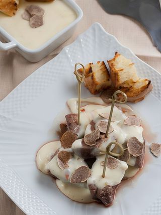 Mușchi de vită Angus cu sos fondue de parmezan și trufe