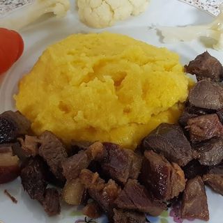 Pastramă de berbecuț cu murături si mămăliguță