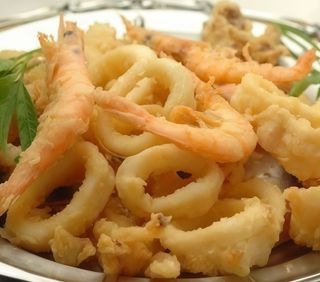 Friptură de creveți si calamari cu lămâie