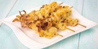 Frigărui de creveți si calamari cu lamaie