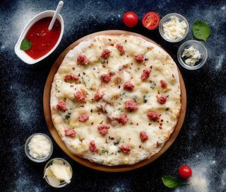 Pizza Quatro formaggi și salsiccia picant Mare 